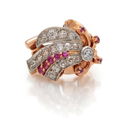 Anello in oro, diamanti e zaffiri Misura 14 Anni '40 Oro rosa 585/000....