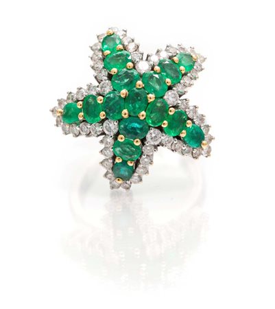 Anello a stella in oro, brillanti e smeraldi Misura 15 Oro bianco 750/000....