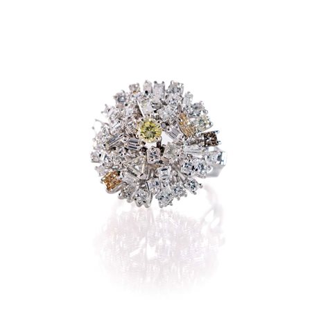 anello a fiore in oro e diamanti Misura 16 Oro bianco 750/000. Diamanti in...