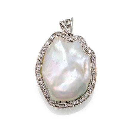 Pendente in oro perla e brillanti Lunghezza cm 5 Oro bianco 750/000. Peso...