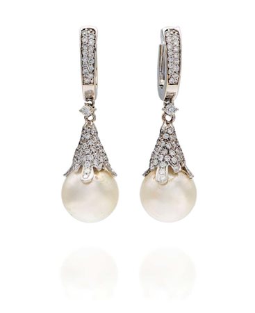 Coppia di orecchini pendenti, perle e brillanti Lunghezza cm 4 Oro bianco...