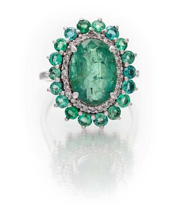 Anello in oro smeraldo, brillanti e smeraldi Misura 12 Oro bianco 750/000....