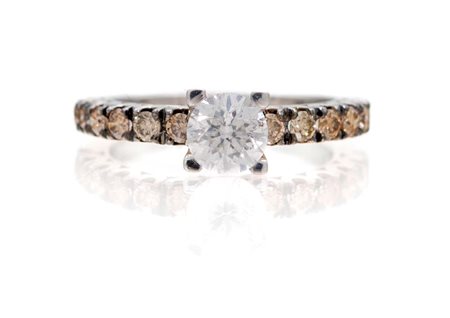 Anello a riviera in oro, brillanti e brillante solitario centrale Misura 15...