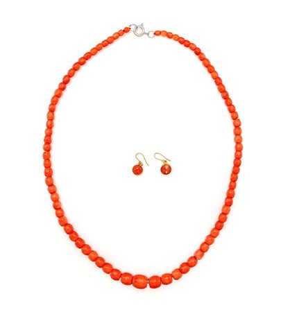 Collana e coppia di orecchini in corallo, oro e argento Lunghezza cm 54 Oro...