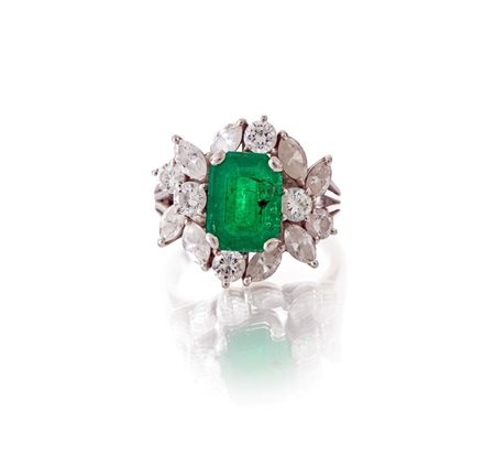 Anello in oro, smeraldo e brillanti Misura 12 Oro bianco 750/000. Smeraldo in...