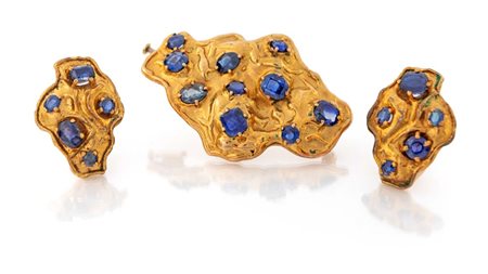 Parure di spilla e orecchini in oro e zaffiri Oro giallo 750/000. Zaffiri in...