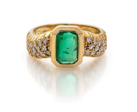 Anello in oro, smeraldo e brillanti Misura 13 Oro giallo 750/000. Smeraldo...