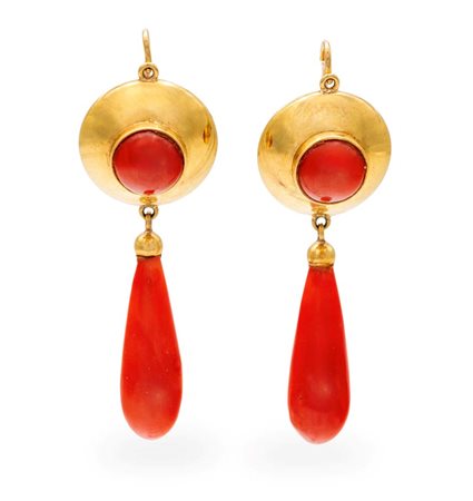Coppia di orecchini pendenti in oro e corallo Lunghezza cm 6 Oro giallo...