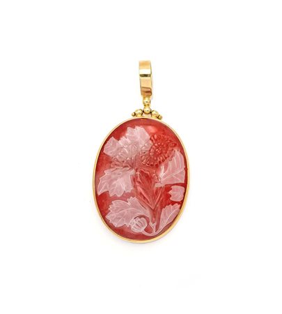 Pendente in oro e cammeo su pasta vitrea cm 6,5 x 3 Oro giallo 750/000. Peso...