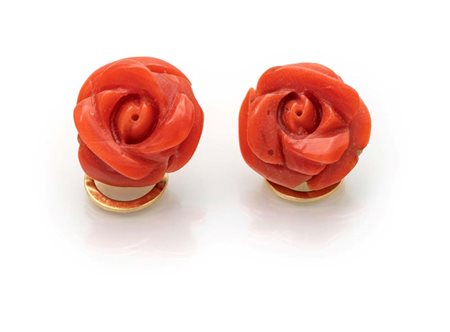 Coppia di orecchini in oro e rose di corallo Oro giallo 750/000. Peso...