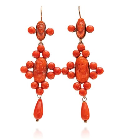 Coppia di orecchini in oro, argento, corallo Lunghezza cm 7 Oro a basso...