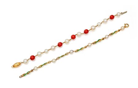 Coppia di bracciali in oro, perle, corallo e smalti Lunghezza cm 18/20 Oro...