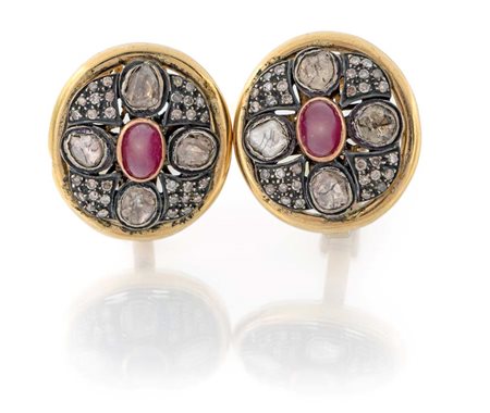 Coppia di orecchini in oro e argento, rubini e diamanti cm 2,5 x 2 Oro giallo...