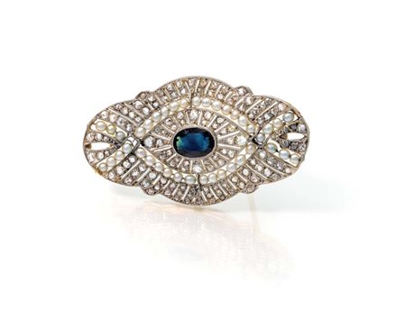 Spilla antica in oro, platino, perle naturali , diamanti e zaffiro centrale...