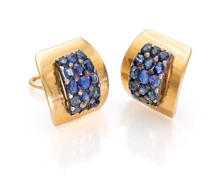 Coppia di orecchini a scudo in oro e zaffiri cm 2 x 2 Oro giallo 750/000....