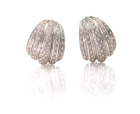 Coppia di orecchini in oro e brillanti Lunghezza cm 2,5 Oro giallo 750/000....