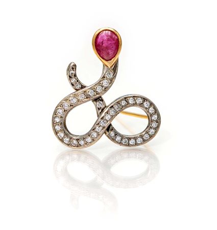 Spilla antica in oro, argento, diamanti e rubino cabochon cm 3 x 3 Oro giallo...