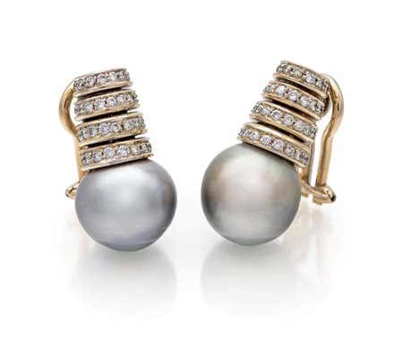 Coppia di orecchini in oro, brillanti e perle Tahiti Lunghezza cm 2,5 Oro...