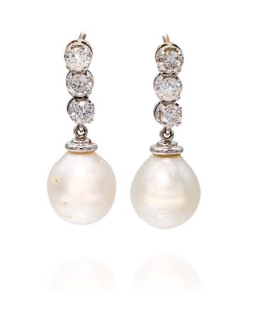 Coppia di orecchini pendenti in oro, perle e brillanti Oro bianco 750/000....