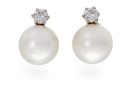 Coppia di orecchini in oro, perle e brillanti cm 2 Oro bianco 750/000. Perle...