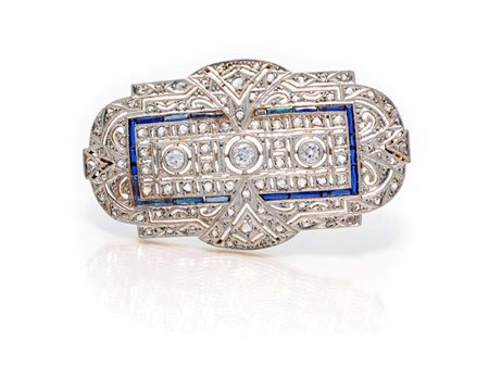 Spilla decò in oro, platino, diamanti e zaffiri cm 5 x 3 Oro giallo 750/000,...