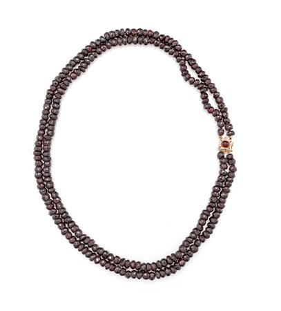 Collana a due fili in oro e granati Lunghezza cm 63 Oro a basso titolo....