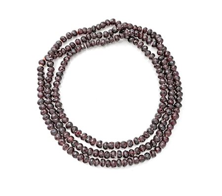 Lunga collana a laccio con granati Lunghezza cm 160 Granati in taglio...