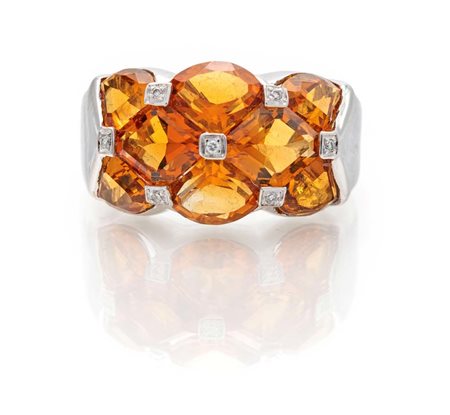 Anello in oro, brillanti e topazi Misura 15 Oro bianco 750/000. Peso gr. 8,40.