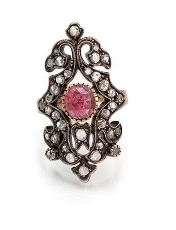 Anello antico in oro, argento, diamanti e rubino Misura 13 Oro giallo...