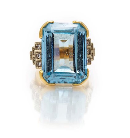 Anello in oro, topazio azzurro e brillanti Misura 12 Oro giallo 750/000. Peso...