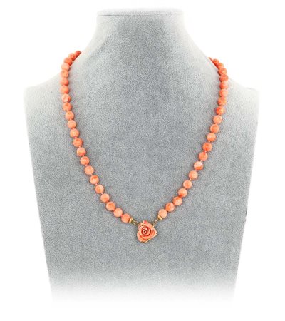 Collana con rosa in corallo e oro Lunghezza cm 57 Oro giallo 750/000, corallo...