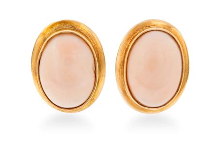 Coppia di orecchini in oro e corallo cm 2 x 1,5 Oro giallo 750/000. Peso...