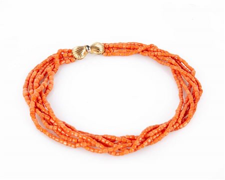 Collana a sei fili di corallo e oro Lunghezza cm 50 Corallo in taglio...