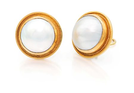 Coppia di orecchini in oro e perle mabè Diametro 2,5 cm. Oro giallo 750/000 e...