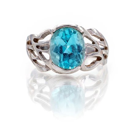 Anello in oro e pietra azzurra Misura 17 Oro bianco 750/000. Peso complessivo...