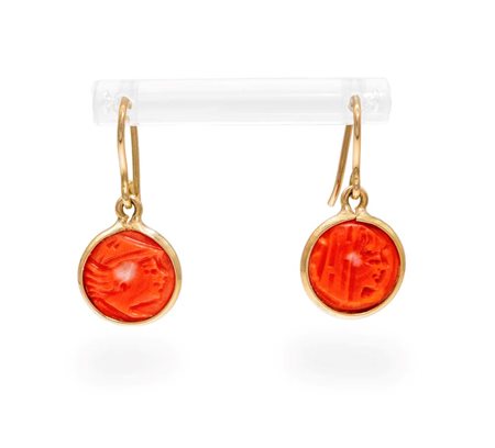 Coppia di orecchini in oro e corallo cm 2,5 Oro giallo 750/000. Il lotto...