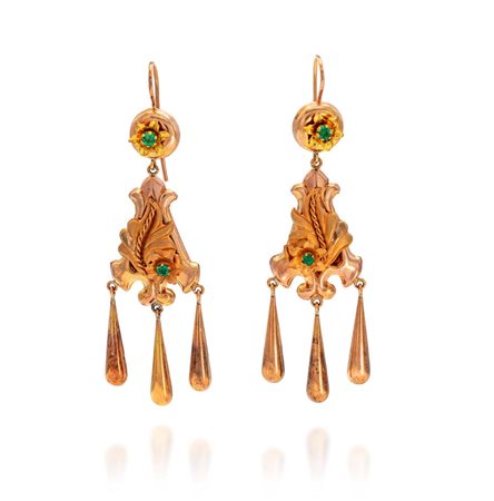 Orecchini pendenti antichi in oro Lunghezza cm 7,5 Oro a basso titolo....