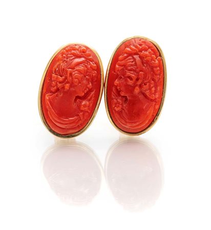 Coppia di orecchini in oro e corallo mm 16 x 16 Oro giallo 750/000. Chiusura...