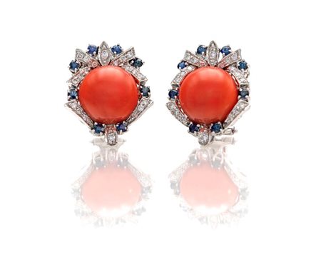 Coppia di orecchini in oro, corallo, diamanti e zaffiri Diametro cm 2 Oro...