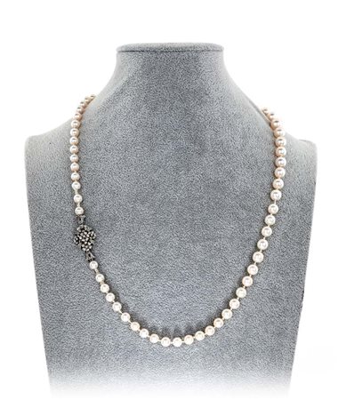 Collana di perle coltivate a gradazione con chiusura in oro Lunghezza cm 62...