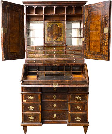 TRUMEAU VENETO INIZI XVIII SECOLO placcato in radica di noce a due corpi,...