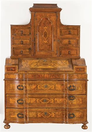 TRUMEAU VENETO XVIII SECOLO a due corpi, placcato in ulivo, noce e radica di...