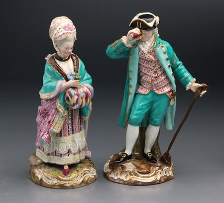 FIGURA DI DAMA E FIGURA DI CAPITANO In porcellana a smalti policromi Marcate...