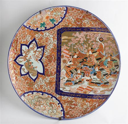 COPPIA DI GRANDI PIATTI IMARI dipinti a smalto con inserti a foglio d’oro...