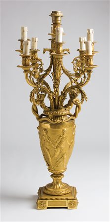 IMPORTANTE CANDELABRO in bronzo dorato a otto luci, composto da parte...