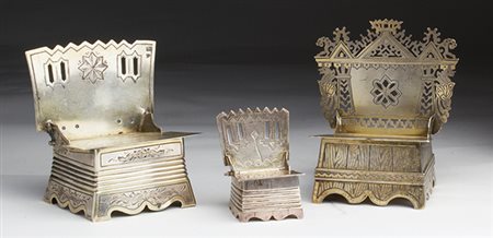 TRE SEGGIOLINE E UNA CIOTOLINA IN ARGENTO Le tre seggioline sagomate e...