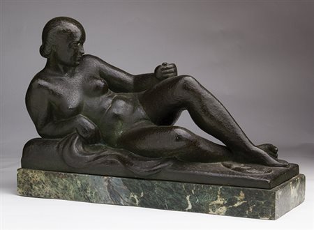 SCULTORE NORD EUROPEO INIZI XX SECOLO Donna sdraiata con mela Scultura in...