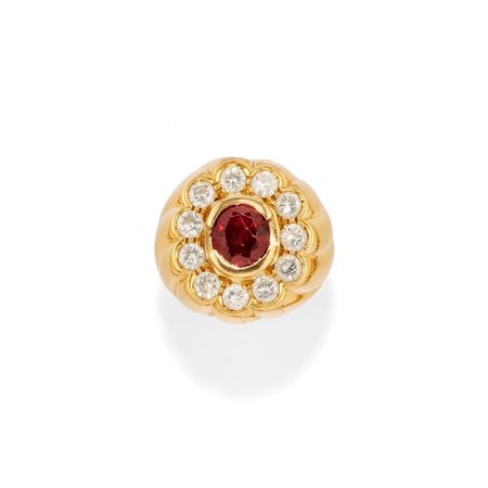 Anello con pietra rossa e diamanti 