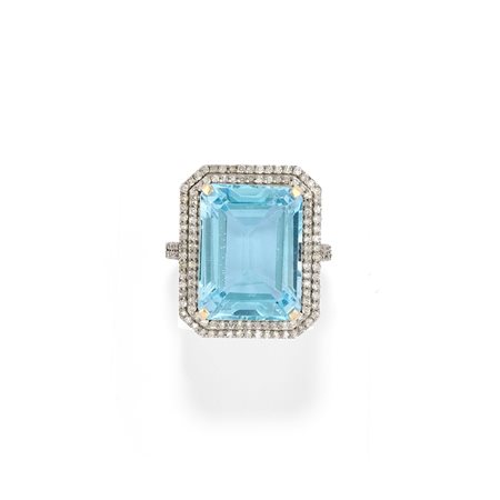 Anello con topazio azzurro