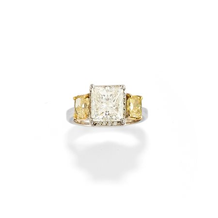 Anello con diamanti fancy